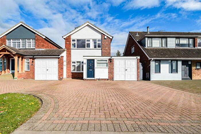 3 Bedroom Link Detached House For Sale In Woollard Way, Blackmore, Ingatestone, CM4