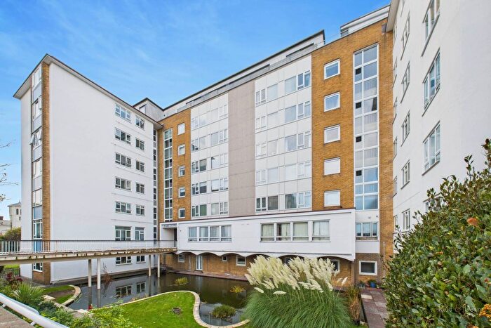 3 Bedroom Flat To Rent In Chiswick Place, Eastbourne, BN21