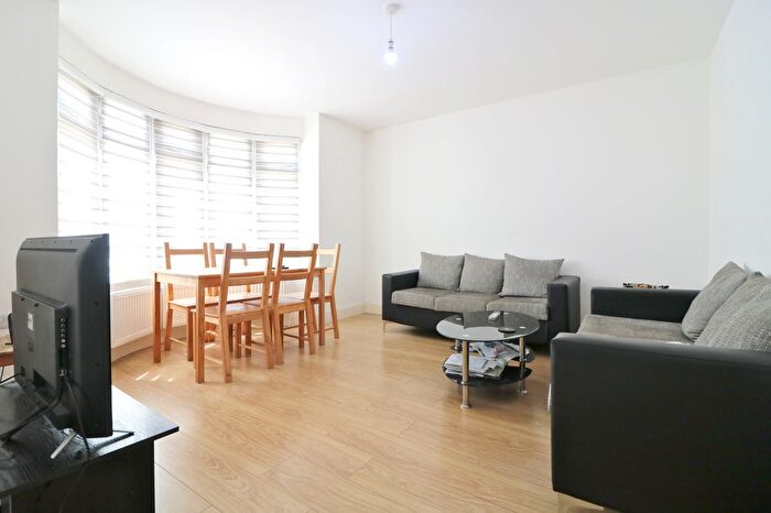 3 Bedroom Flat To Rent In Western Avenue, London, W3