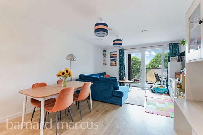2 Bedroom Flat For Sale In Powdermill Close, New Malden, KT3