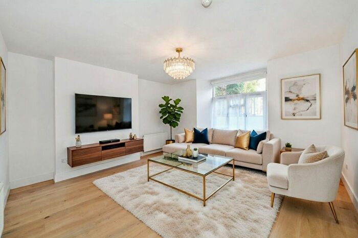 2 Bedroom Flat To Rent In Rosslyn Hill, Hampstead, NW3