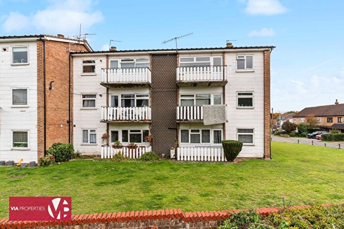 2 Bedroom Flat For Sale In High Road, Broxbourne, EN10