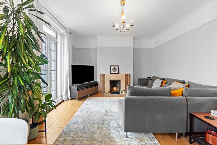 3 Bedroom Flat For Sale In Warwick Lodge, Shoot Up Hill, Kilburn, NW2