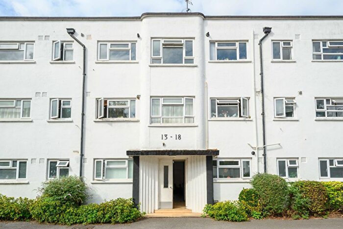 2 Bedroom Flat For Sale In Bridge Street, Walton-On-Thames, KT12