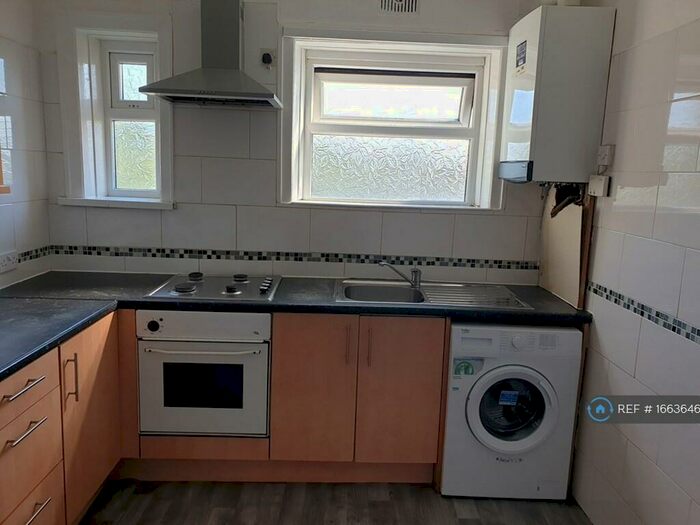 3 Bedroom Flat To Rent In St. Johns Road, Huddersfield, HD1