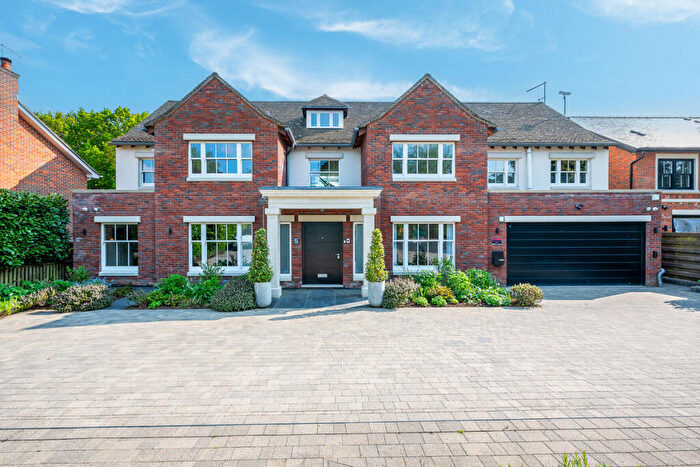 5 Bedroom Detached House For Sale In Walmar Close, Barnet, EN4