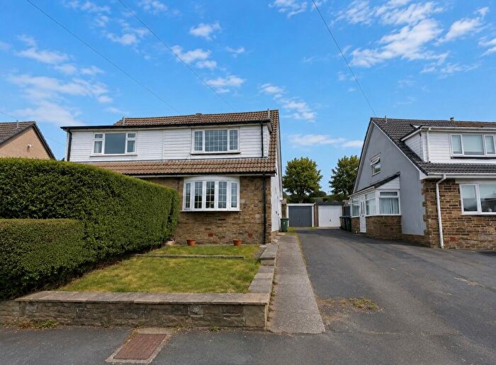 3 Bedroom Semi-Detached House For Sale In Hillcrest Road, Thornton, Bradford, BD13
