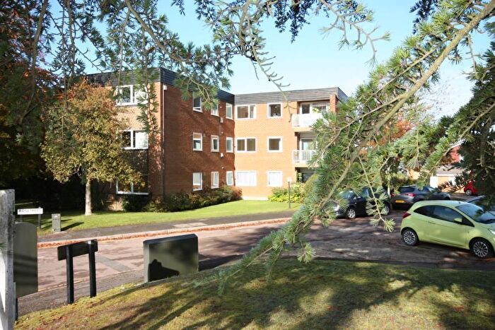 2 Bedroom Flat To Rent In Jolive Court, Rosetrees, Guildford, GU1