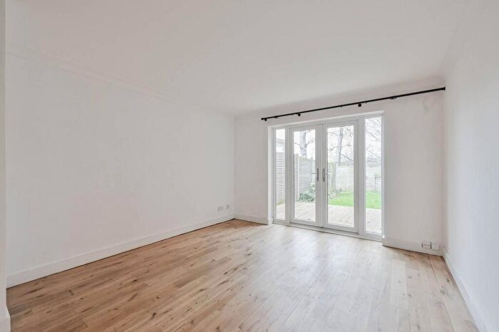 2 Bedroom House For Sale In Hopkins Close, Muswell Hill, London, N10