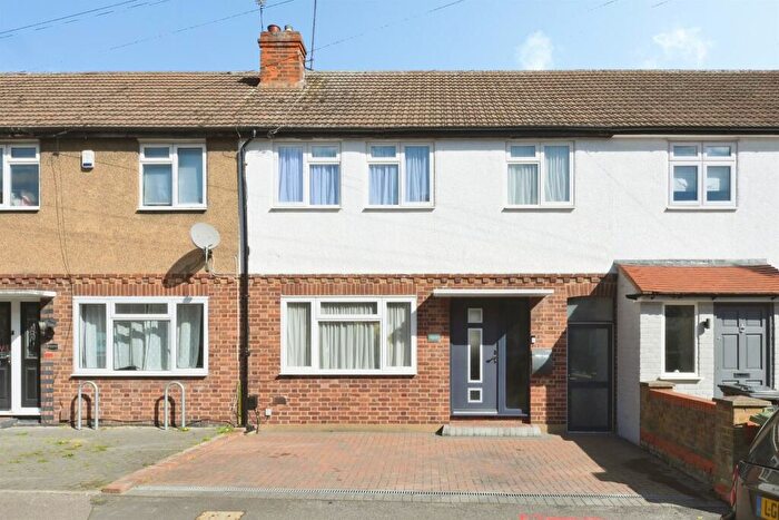 3 Bedroom Terraced House For Sale In Cadmore Lane, Cheshunt, Waltham Cross, EN8