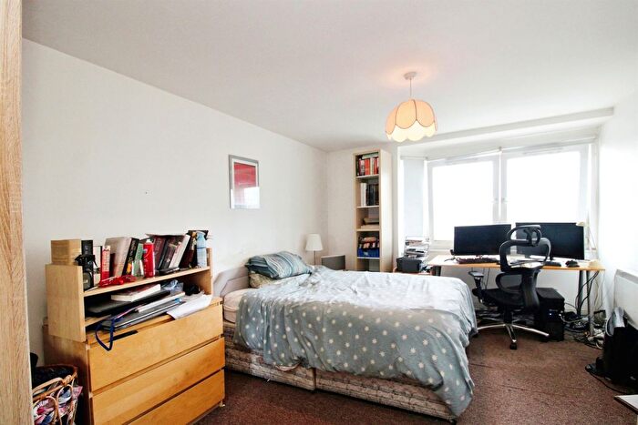 1 Bedroom Flat For Sale In Ffordd Garthorne, Cardiff, CF10