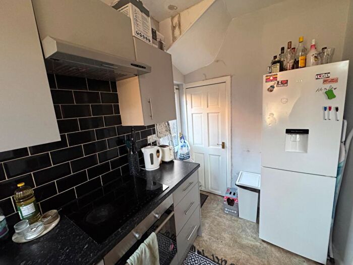 2 Bedroom End Of Terrace House To Rent In Pennington Grove, Leeds, LS6