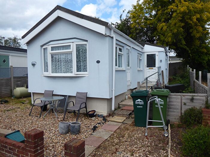 1 Bedroom Mobile/park Home For Sale In Grange Farm Park, Upper Halliford Road, Shepperton, TW17