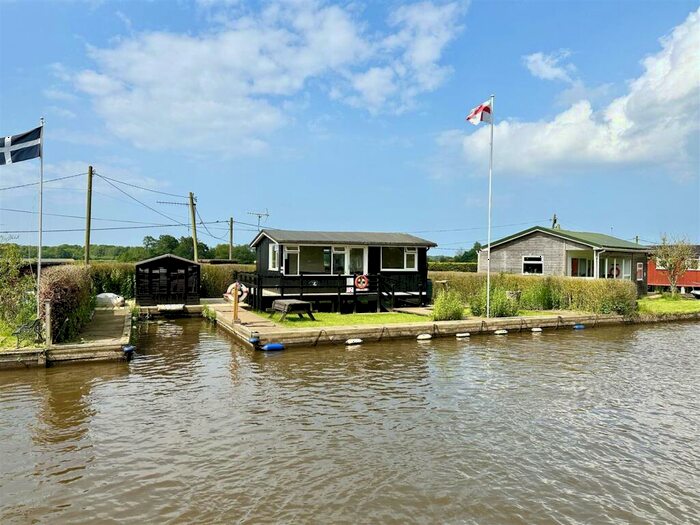 2 Bedroom Detached Bungalow For Sale In North West Riverbank, Potter Heigham, NR29