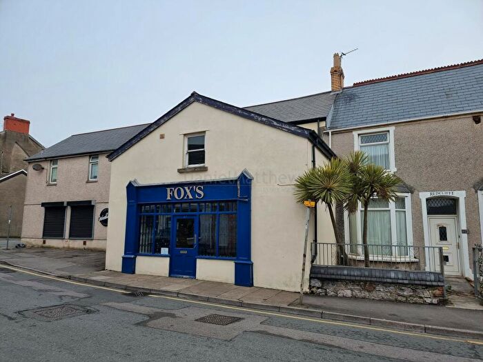 2 Bedroom Flat To Rent In New Road, Porthcawl, Bridgend., CF36