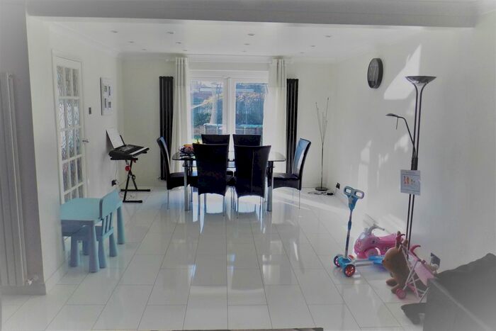 4 Bedroom Detached House To Rent In Howletts Lane, Ruislip HA4