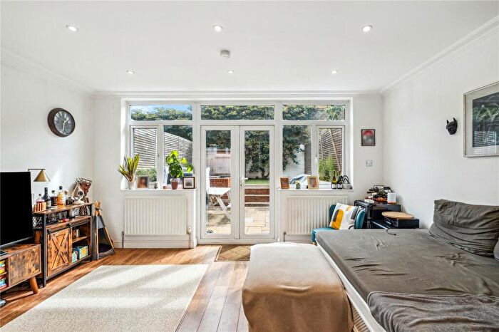 2 Bedroom Property To Rent In Cairns Road, SW11