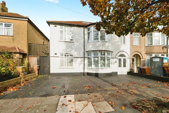 6 Bedroom End Of Terrace House For Sale In Hurstbourne Gardens, Barking, IG11