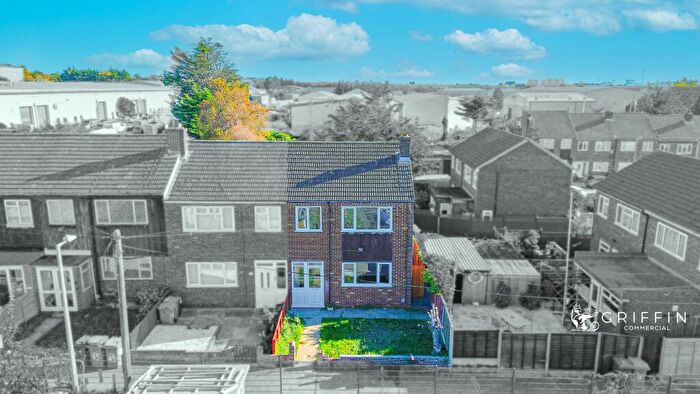 3 Bedroom End Of Terrace House For Sale In South View Road, Grays, RM2