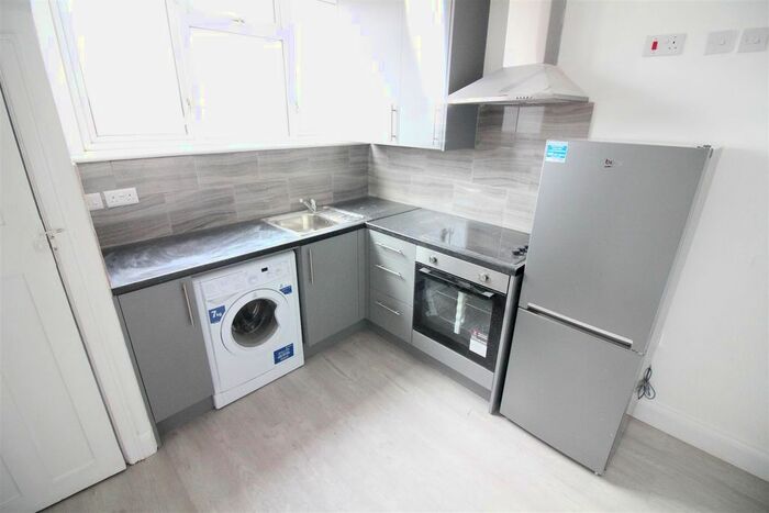 1 Bedroom Flat To Rent In Green Parade, Whitton Road, Hounslow, TW3