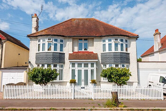 3 Bedroom Flat For Sale In Burnham Road, Leigh-On-Sea, SS9