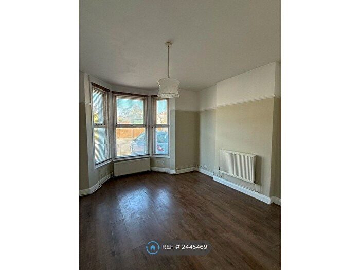 2 Bedroom Flat To Rent In Holmesdale Road, London, SE25
