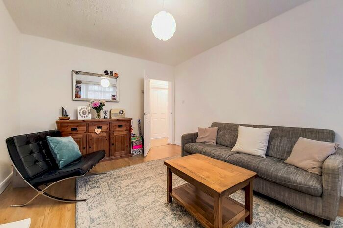 2 Bedroom Flat To Rent In Norman Court, Lordship Lane, London, SE22