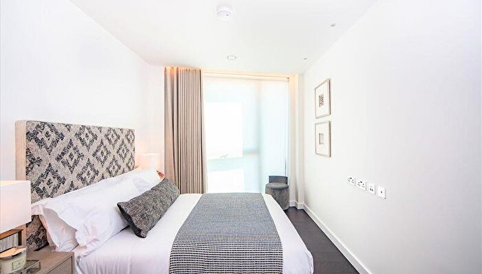 2 Bedroom Flat To Rent In Thornes House, Charles Clowes Walk, London, SW11