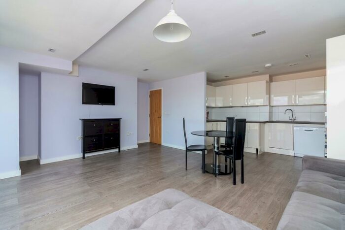 3 Bedroom Apartment To Rent In Mintern Street London, N1