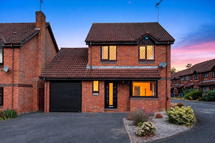 4 Bedroom Detached House For Sale In Wychwood Avenue, The Warren, Bracknell, Berkshire, RG12