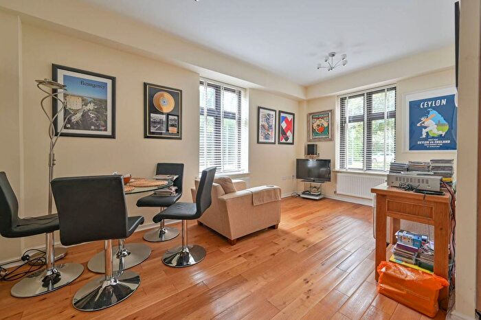 1 Bedroom Flat For Sale In Lockhart Road, Watford, WD17