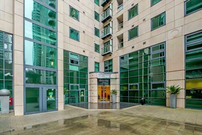 2 Bedroom Flat To Rent In Discovery Dock Apartments East Tower, South Quay Square, Canary Wharf, South Quay, London, E14