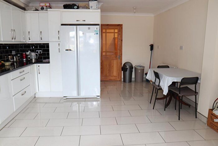 5 Bedroom Semi-Detached House To Rent In Halfway Avenue, LU4