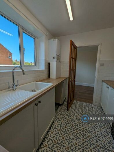 2 Bedroom Flat To Rent In Trillo Avenue, Rhos On Sea, Colwyn Bay, LL28