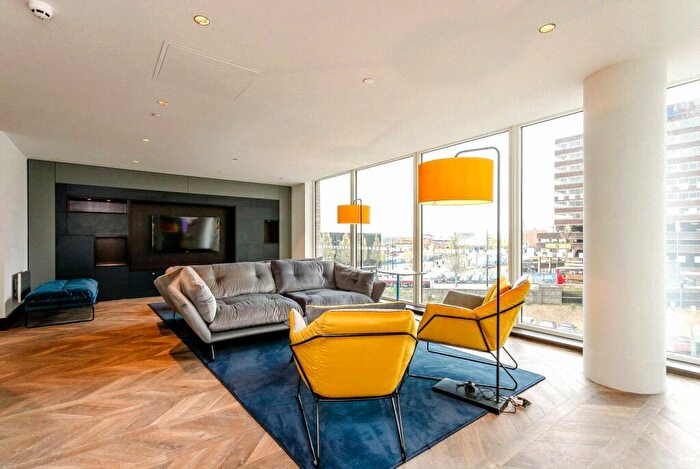 2 Bedroom Apartment To Rent In The Priory Queensway, Birmingham, West Midlands, B4