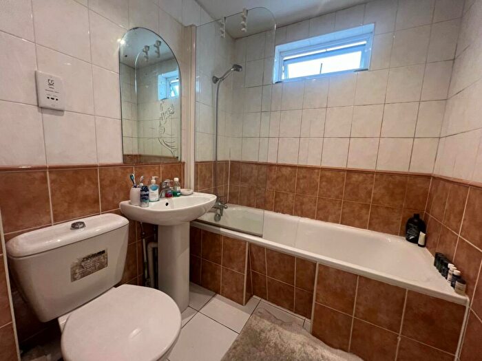 2 Bedroom Apartment To Rent In Faber Gardens, London, NW4