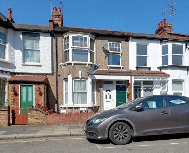 2 Bedroom Flat To Rent In Grange Avenue, London, N12
