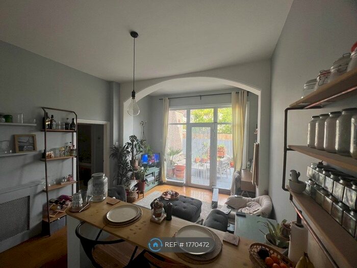 1 Bedroom Flat To Rent In Ailsa Road, Westcliff-On-Sea, SS0