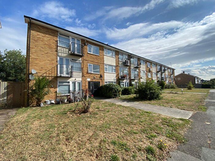 1 Bedroom Flat To Rent In Essex Close - Online Enquiries Only, SS6