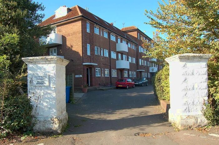 2 Bedroom Flat To Rent In Eastway, Epsom, KT19