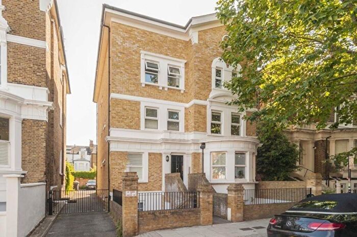4 Bedroom End Of Terrace House To Rent In Altenburg Gardens London, SW11