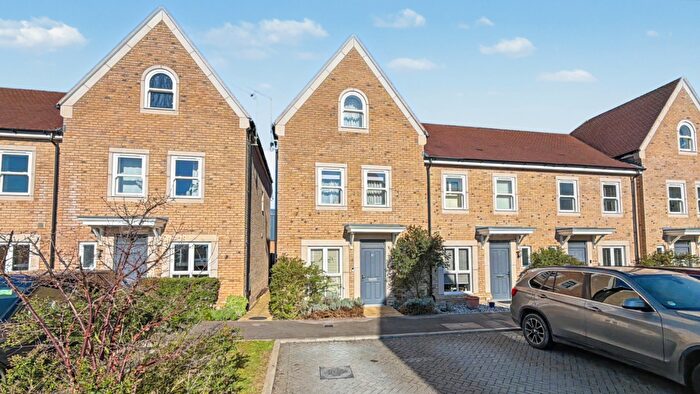 3 Bedroom Town House For Sale In Clifton Close, Bicester, OX26