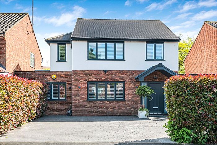 4 Bedroom Detached House For Sale In Kitswell Way, Radlett, Hertfordshire, WD7