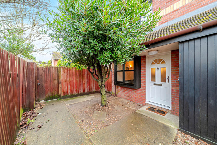 1 Bedroom Semi Detached House For Sale In Tucker Road, Ottershaw, KT16