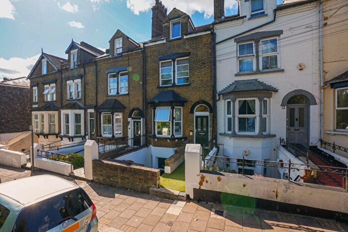 6 Bedroom Terraced House For Sale In Albany Terrace, Chatham, ME4