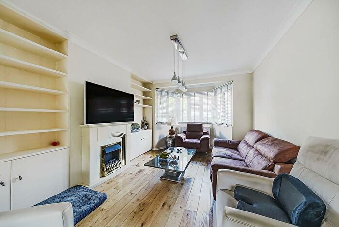 3 Bedroom House To Rent In Howcroft Crescent, West Finchley, London, N3