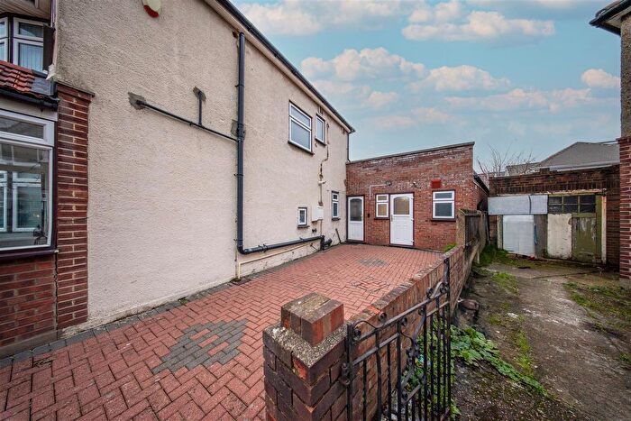 1 Bedroom Flat To Rent In Cambridge Close, Hounslow, TW4