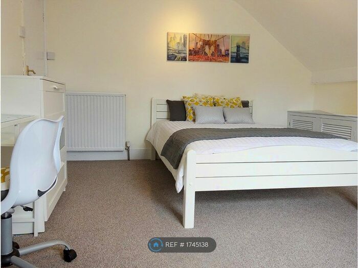 2 Bedroom Flat To Rent In Central Location, London, SW15