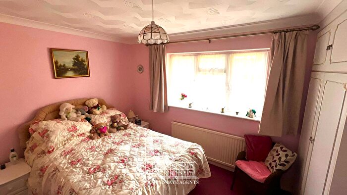 2 Bedroom Bungalow For Sale In Cherrydown, Grays, RM16
