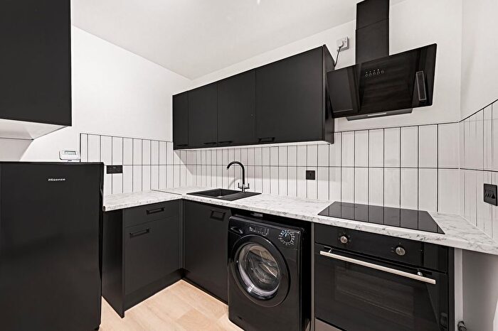 2 Bedroom Flat To Rent In West Cromwell Road, Earls Court, SW5